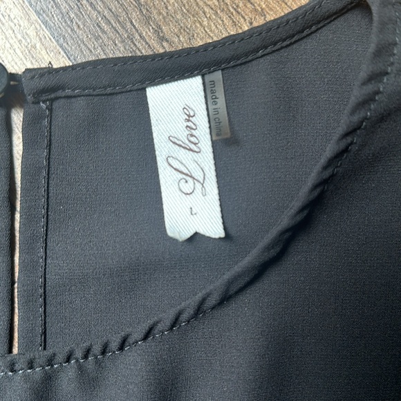 L Love Flutter Sleeve Top- L- Black - Picture 2 of 5
